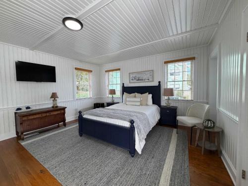 Ocracoke Hotel | 01-Pirate Suite at The Castle Inn