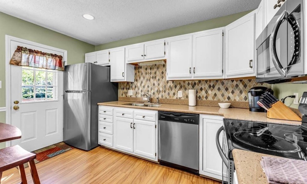 Kernersville House | 1.5 Miles to dwntwn, Beautiful 3bd, Huge 2 car gar