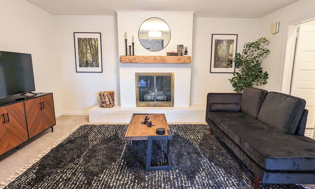 Pettigru Street Historic District Apartment | 1 bedroom apt, Steps from Swamp Rabbit Trail, 15 minute walk to Main st.