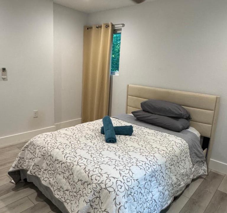 Blackshear-Prospect Hill House | 1 full bed with EnSuite bath surrounded by greenery