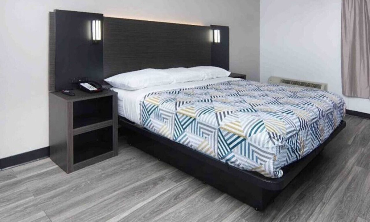 West Meadowbrook Apartment | 1 King Bed | Non-Smoking