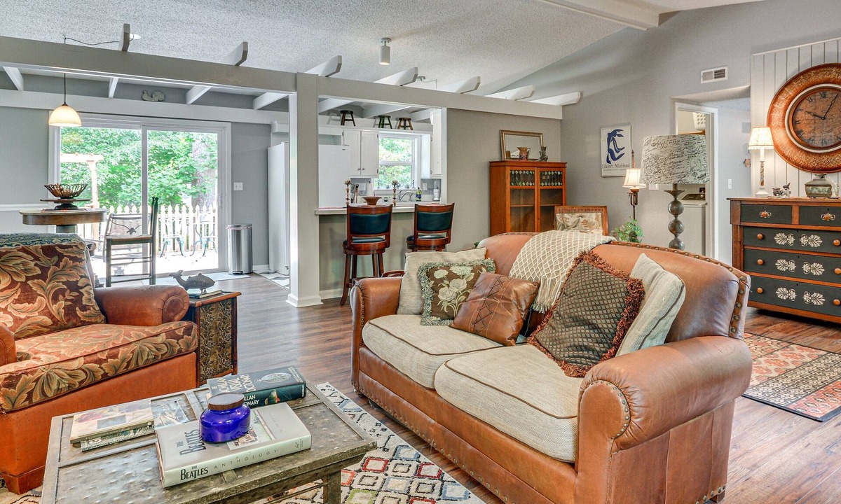 Greensboro House | 1 Mi to Science Center & Park! Pet-Friendly Haven