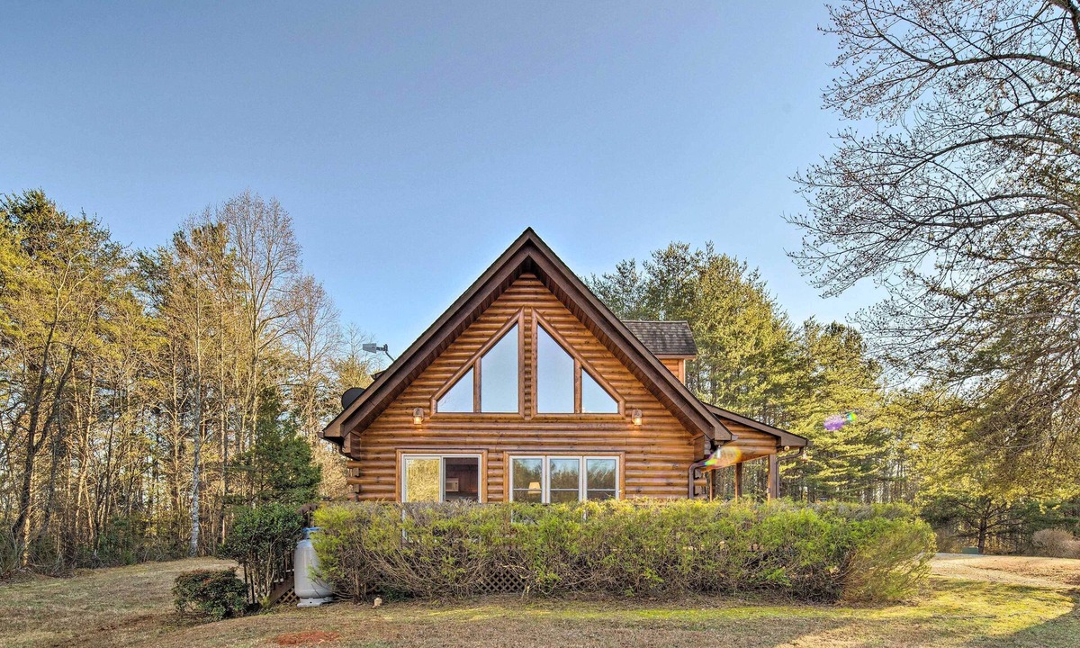 Sweetbriar Farms Cabin | 10 Mi to Lake Lure: Mtn-View Cabin w/Deck & Loft!