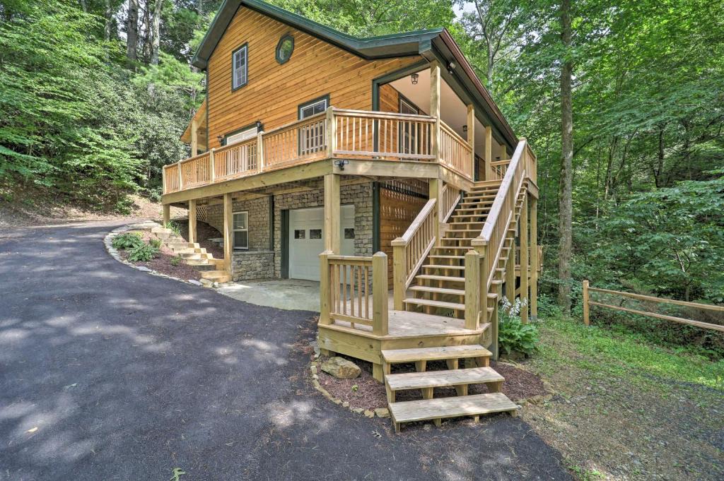 Newland House | 10 Mi to Sugar Mountain! Cabin w/Lake Access