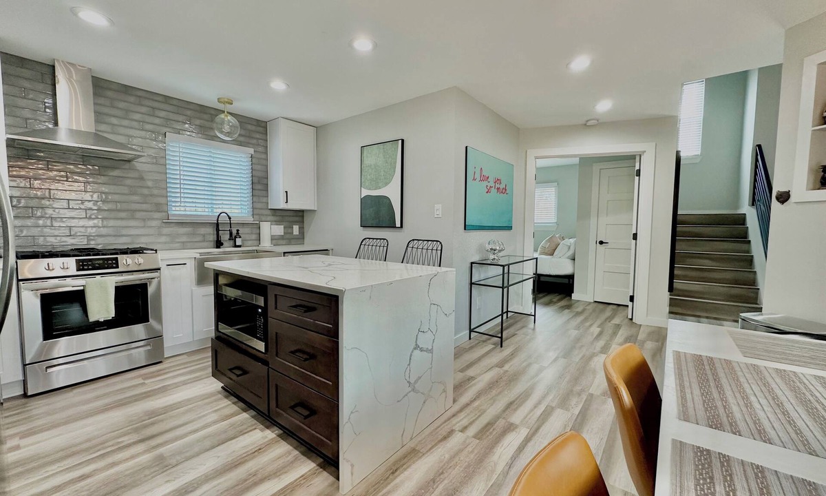 McKinney House | 10 mins to SoCo, Airport+Dog Friendly+5 Star Rental Operating for 3yrs!