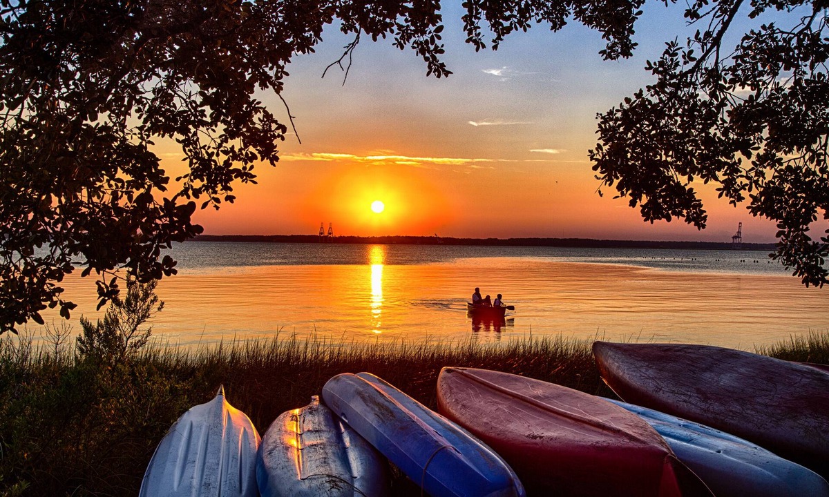 Wilmington Condo | 10min‣Airport Full Kitchen Balcony 20min‣Beach
