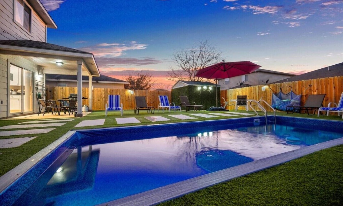 Montopolis House | 13 Beds | Pool | Mini Golf | Grill | Large Groups