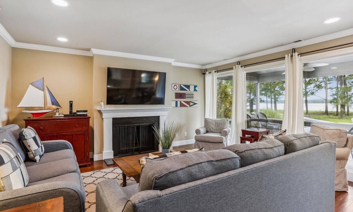 South Beach Villa | 15 Lands End ~ Enjoy Views of Calibogue Sound from Private Deck