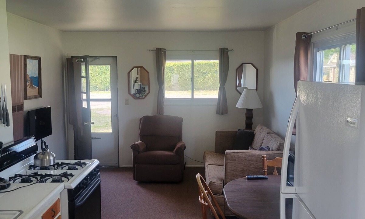 Oscoda Resort | #18 Thomas' Parkside Cottages. Sandy Beach, Lake Huron views. Downtown location.