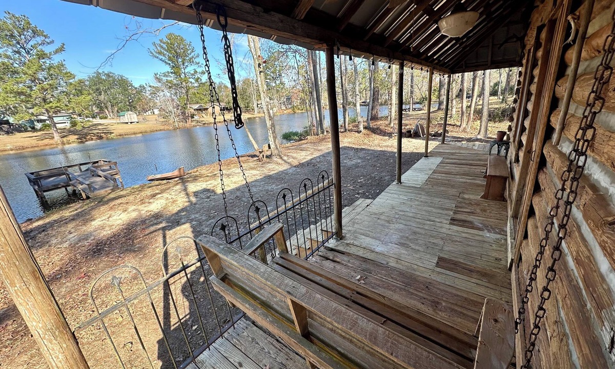 Douglas Cabin | 1880 Lake front Log Cabin with Game room and Boat!