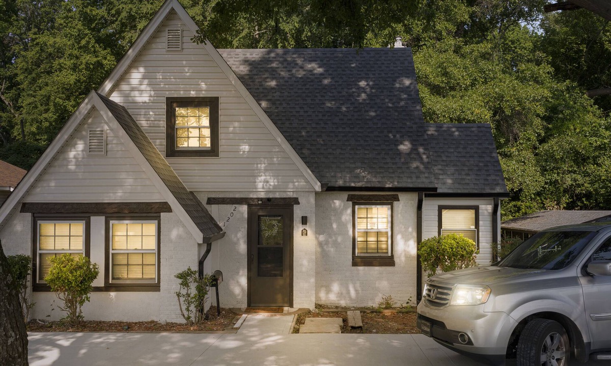 Toddville Road House | 1945 Remodeled Cottage House 7 mins to Airport & Uptown