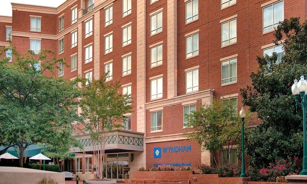 Old Town West Condo | 1br Deluxe Unit Experience US History!