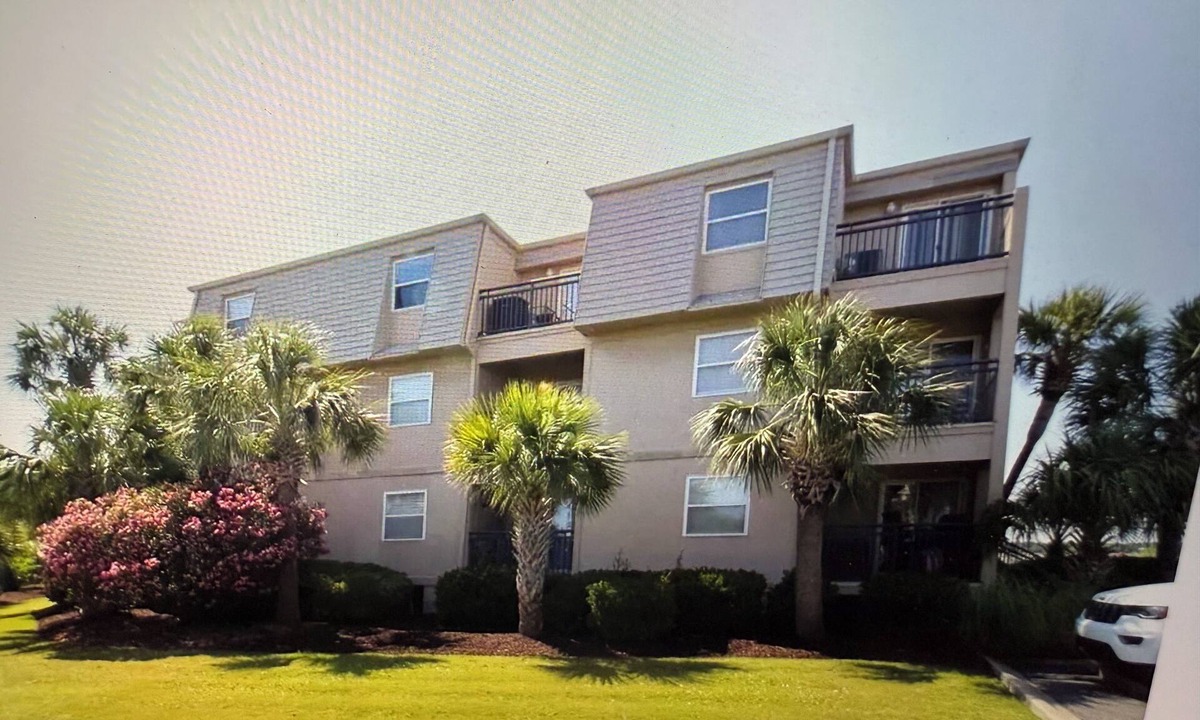 Gulf Stream Estates Condo | 2-bedrm condo w/pool in Murrells Inlet/Garden City Area walk to Prvt beach.