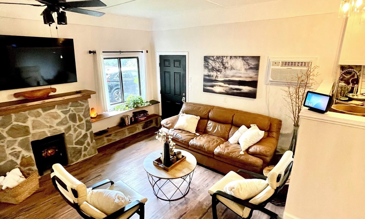 Westport House | 2-bedrm guesthouse on the Peninsula of Lake Norman in Denver,NC +all essentials.