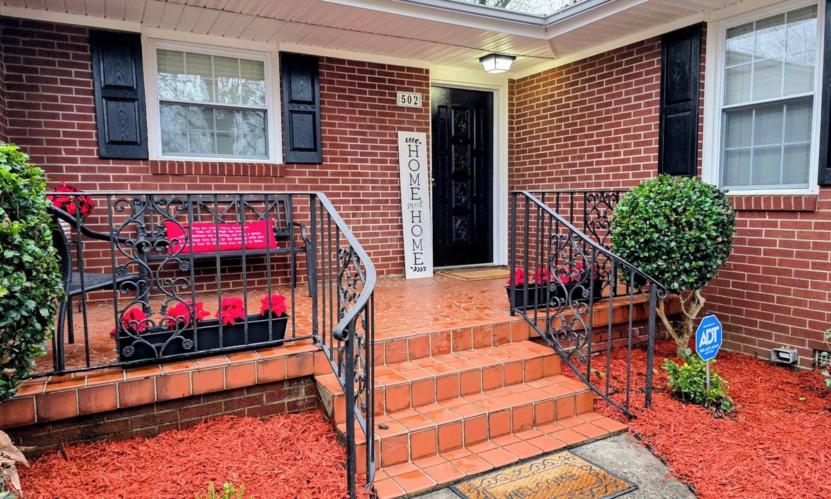 Anderson House | 2 bedroom Pet Friendly home with fenced yard in close to Hwy 81 & Clemson Blvd