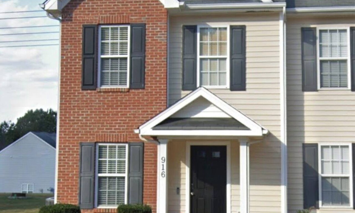 Southeast Raleigh House | 2-bedroom townhome in perfect Knightdale with cool AC breeze