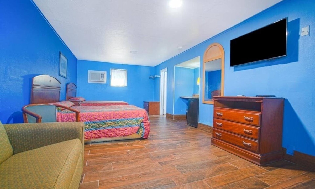 Corpus Christi Hotel | 2 Clean & Practical Rooms Near Attractions for Budget Travelers
