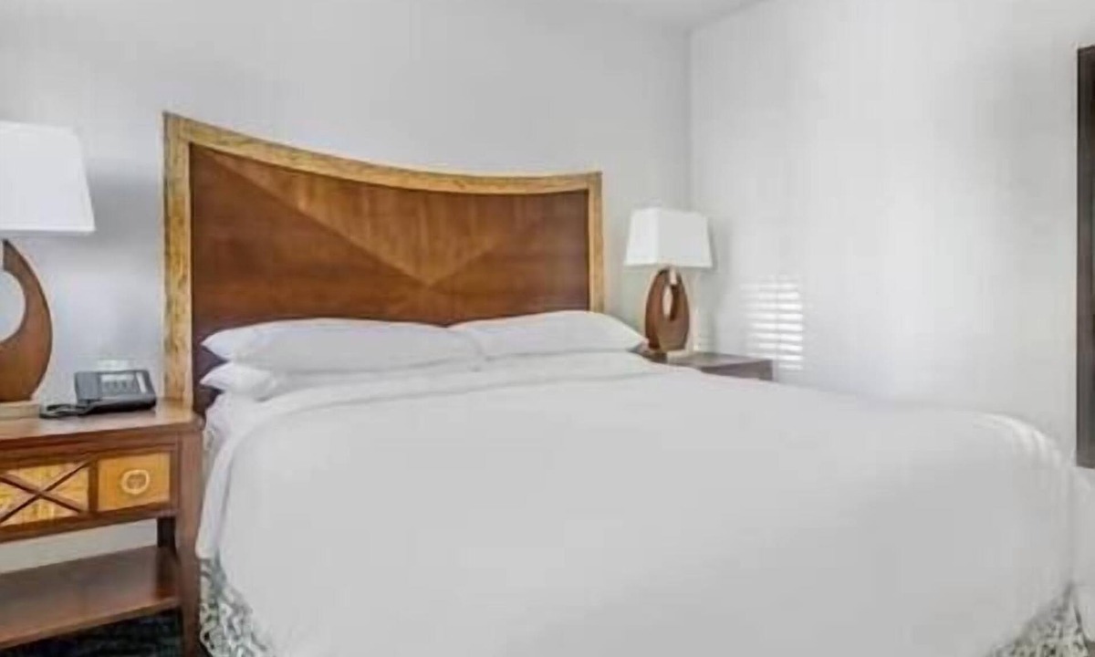 Waikiki Resort | 2 Hilton Grand Vacation Club Resort Lagoon Tower