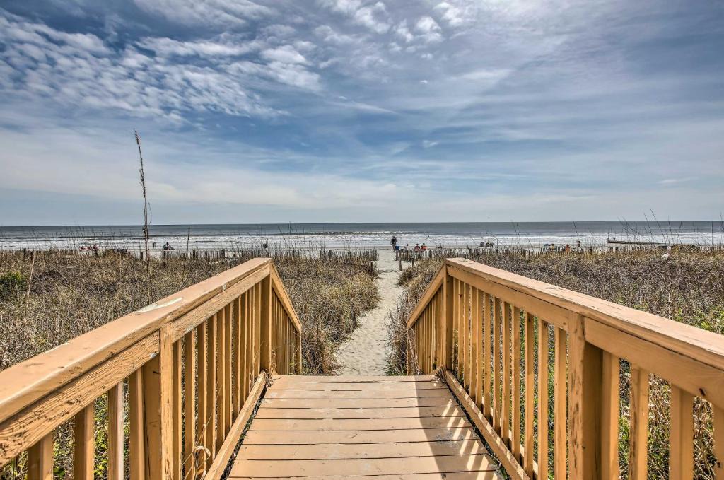 Crescent Beach Apartment | 2 Mi to Barefoot Landing: Beachfront Resort Studio