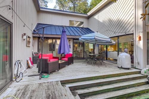 Sea Pines House | 2 Mi to Beach: Hilton Head Home w/Furnished Deck
