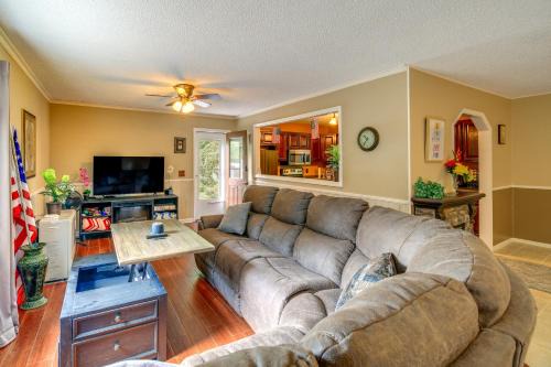 Sparta House | 2 Mi to Blue Ridge Pkwy! Mtn-View Sparta Retreat