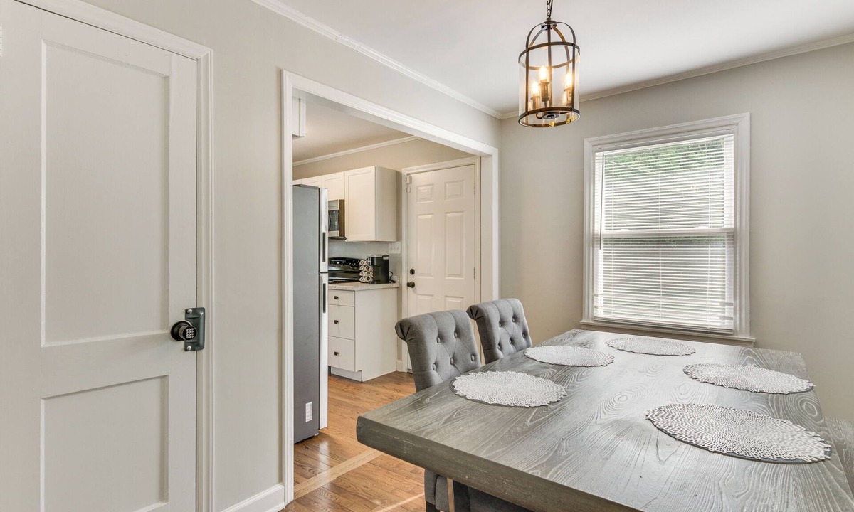 Biddleville Cottage | < 2 Mi to Uptown Charlotte: Home w/Large Yard!