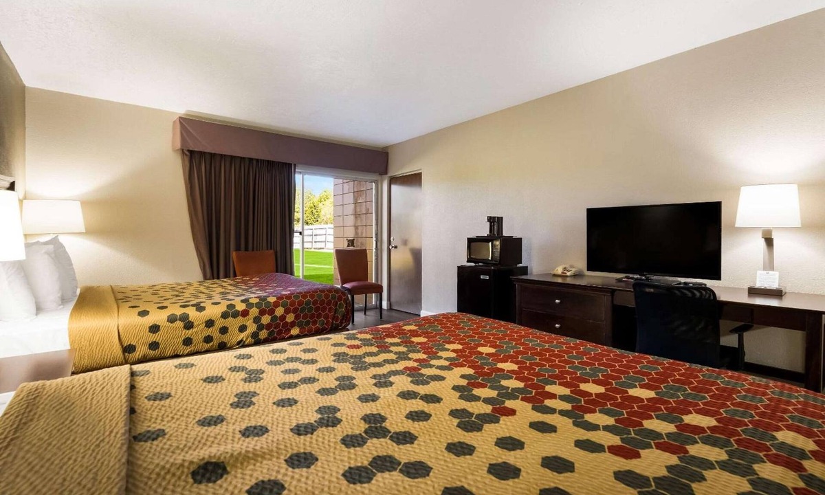 Perry Hotel | 2 Pet-Friendly Family Rooms | Near Lane Southern Orchards | Free On-Site Parking