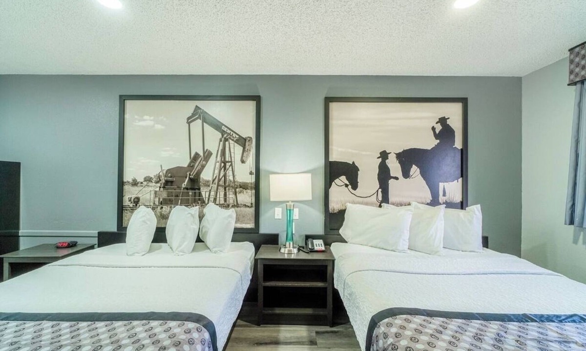 Ira Hotel | 2 Queen Beds with Kitchenette + Free Parking — Great Base for Snyder Town & Golf