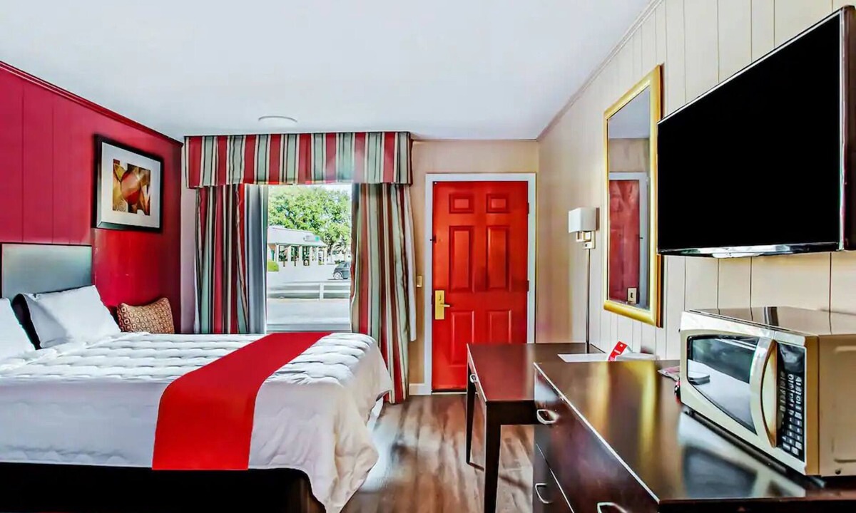 Ridgeland Hotel | 2 Relaxed Queen Rooms Great for Weekend Visits to Ridgeland