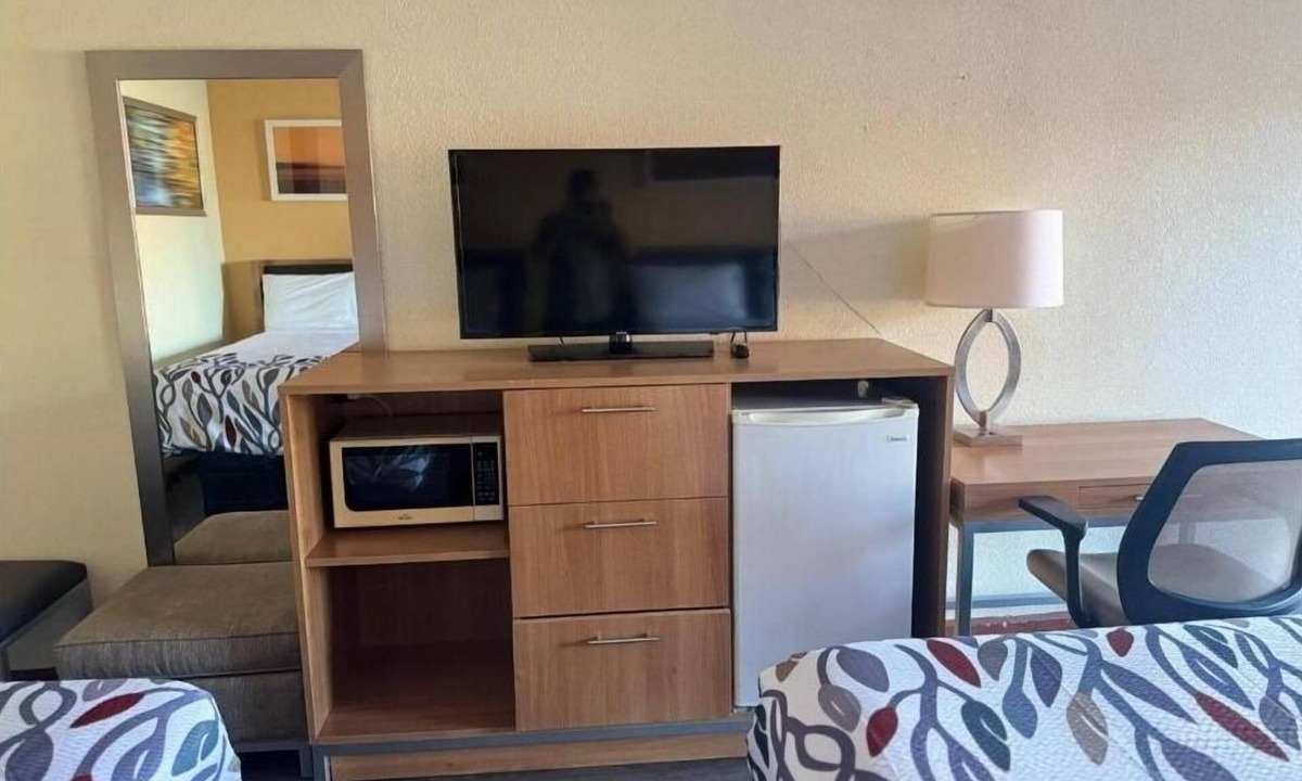 St. George Hotel | 2 Relaxing Rooms: Each with Desk & Private Bath Near Local Attractions