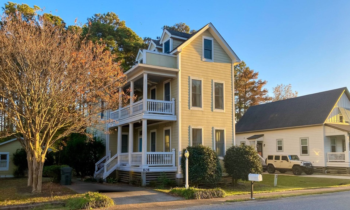 Manteo House | 2-story dog-friendly home with streaming, fireplace, front porch, balcony, W/D