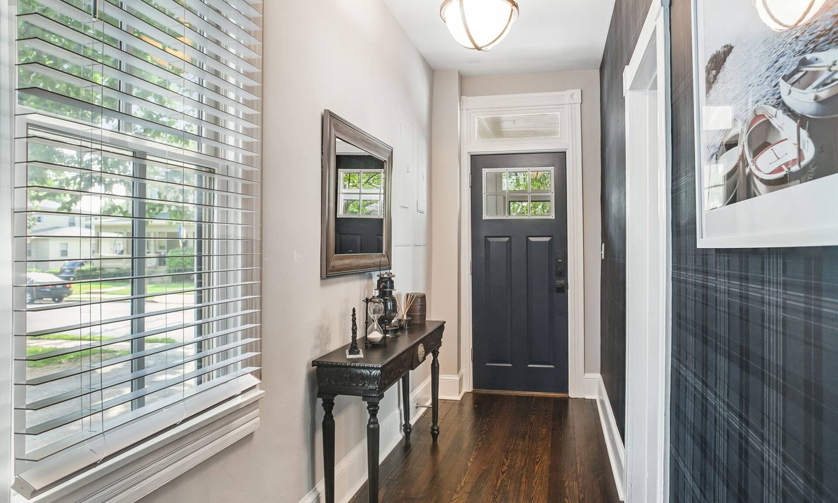 Eastport House | 2-story downtown home with enclosed yard, deck, firepit, gas grill & fireplace