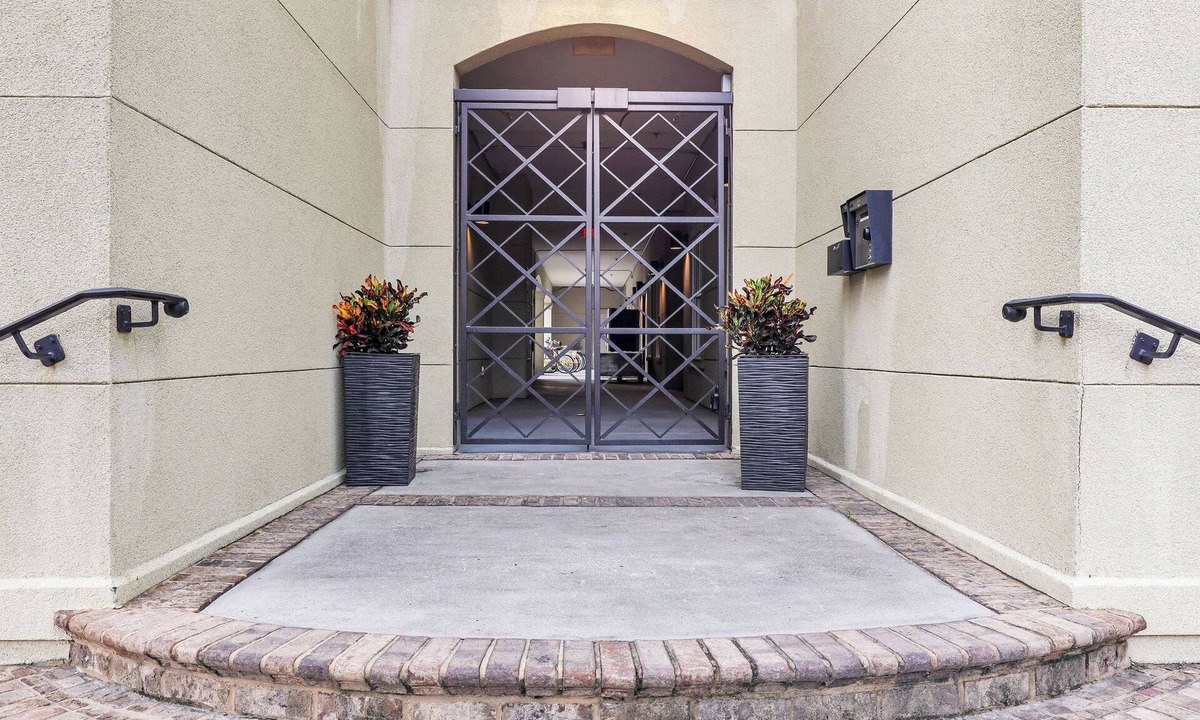 Old West Broad Neighborhood Cottage | 2 Units w/Free Parking Walkable Historic District The Juliette by Avantstay