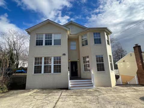 Nauck House | 25 Lux Room 3 - 1 Queen Bed, Shared Bathroom - Nonsmoking