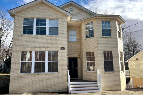 Nauck Apartment | 25 - Luxury 3 BR 1 and half Baths, Lower Level Unit, and Nonsmoking