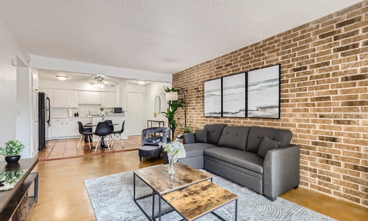Bouldin Apartment | 2B Getaway | Walk Dtwn | Sleeps 6 | Pool + Prkg