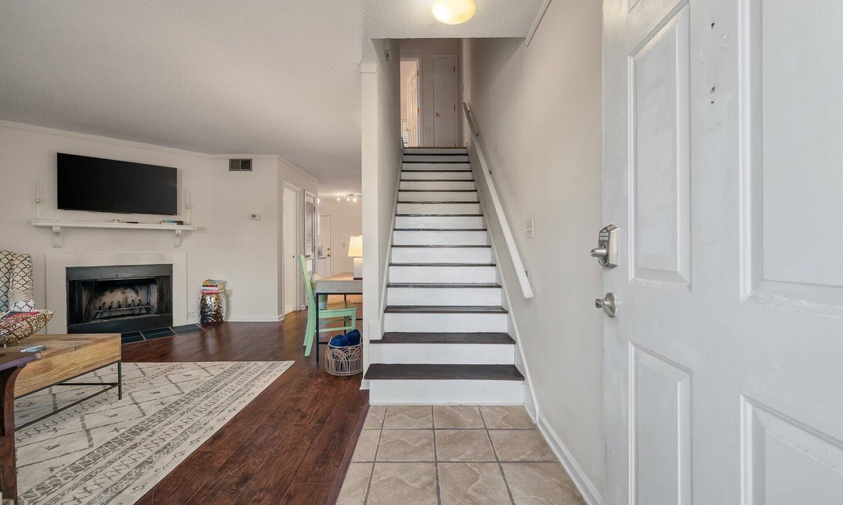 Charleston House | 2bd Townhouse 10 minutes from Charleston and Folly Beach