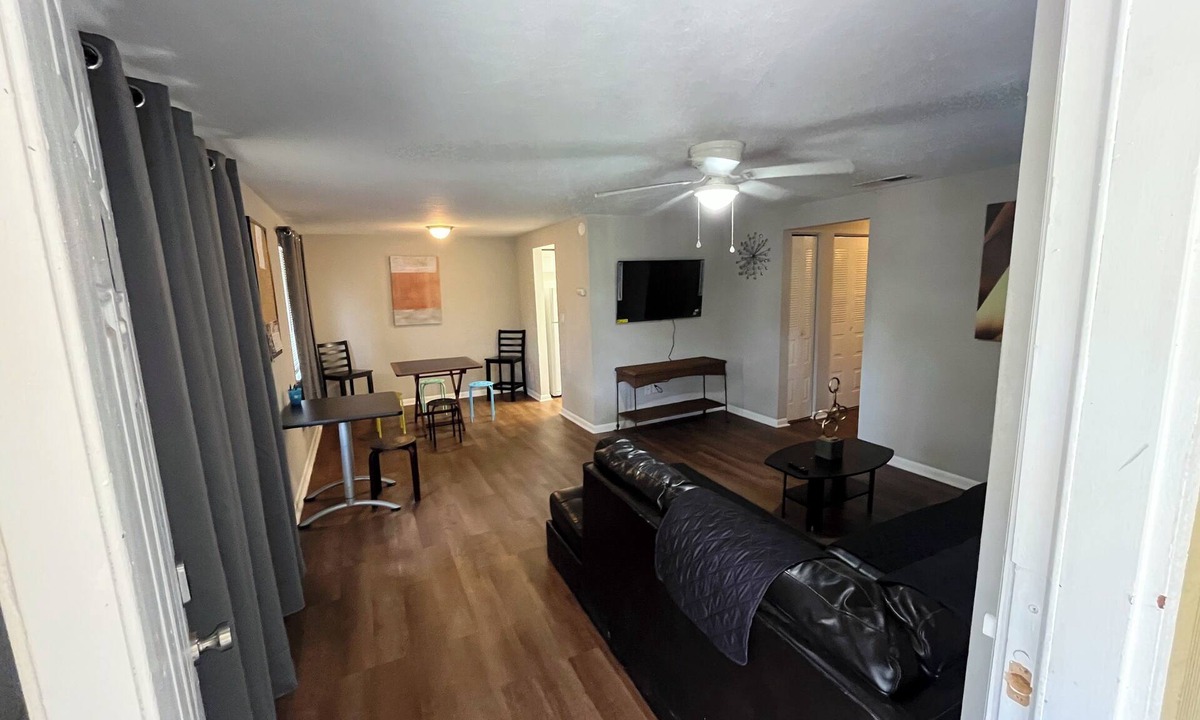 Gainesville Apartment | 2BR/2BH Delightful Budget-Friendly Apt in Gnsville