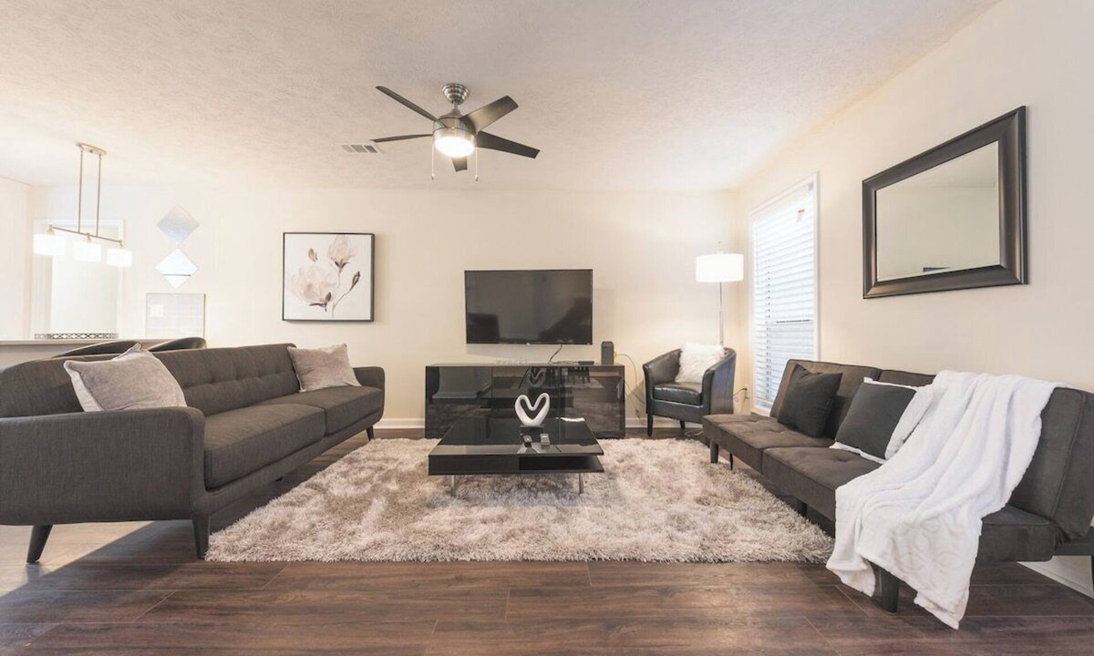 Conyers House | 2BR Townhome Sleeps 5 Near GA Horse Park