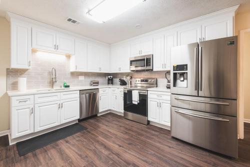 Conyers House | 2BR Townhome - Sleeps 5 - Near GA Horse Park