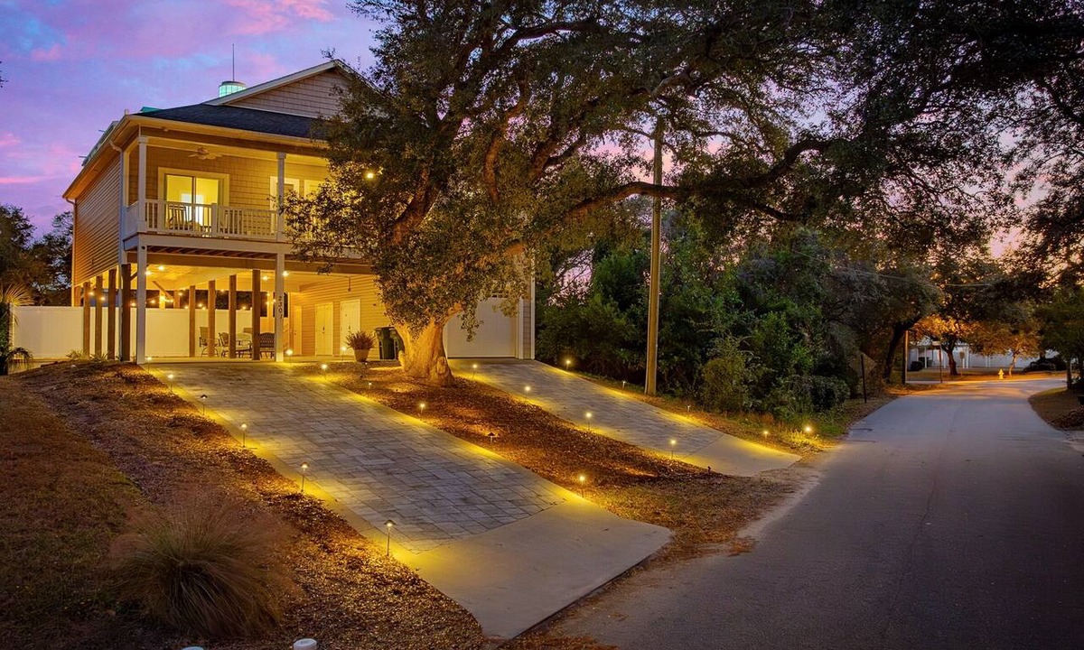 Crescent Beach House | 2min WALK to Beach, Pool, Hot Tub, SL16, 5BR House