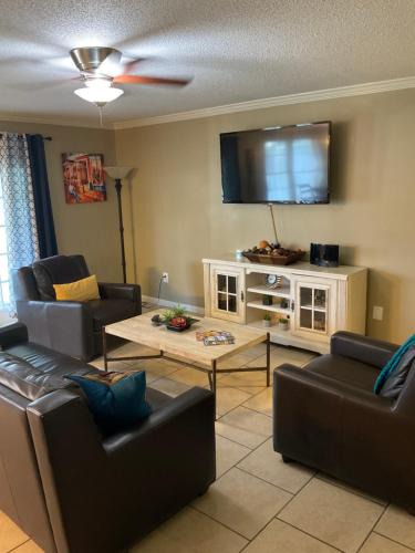 Kenner - Louis Armstrong International Airport House | 3 bedroom Cozy vacation rental near airport