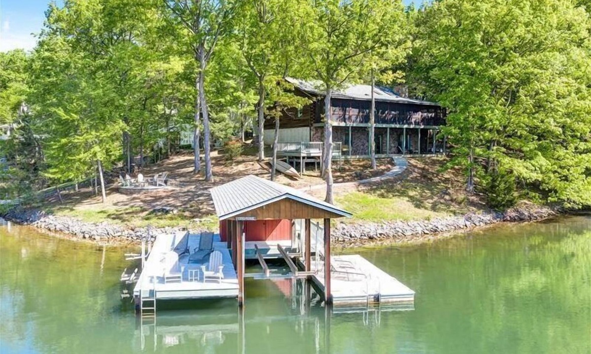Huddleston House | 3 Bedrooms, 1 Flex Room, 3 Bathrooms! Hot Tub, Wifi & Pet Friendly! Great Getaway For Any Season!