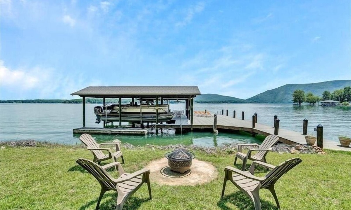 Huddleston House | 3 Bedrooms, 2 Flex Rooms, 3 Bathrooms! Great, waterfront house on an AMAZING property!