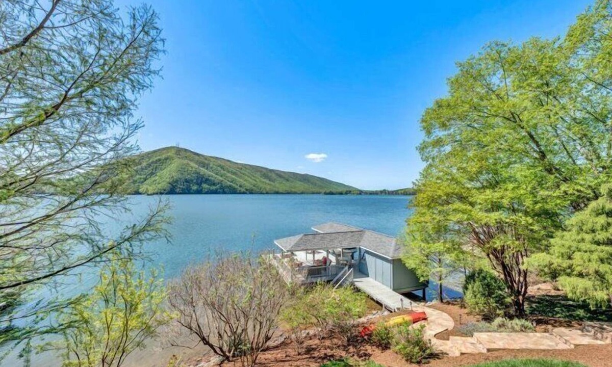 Huddleston House | 3 Bedrooms, 2 Flex Rooms, 4½ Bathrooms! Beautiful lakefront home with wide water and mountain view