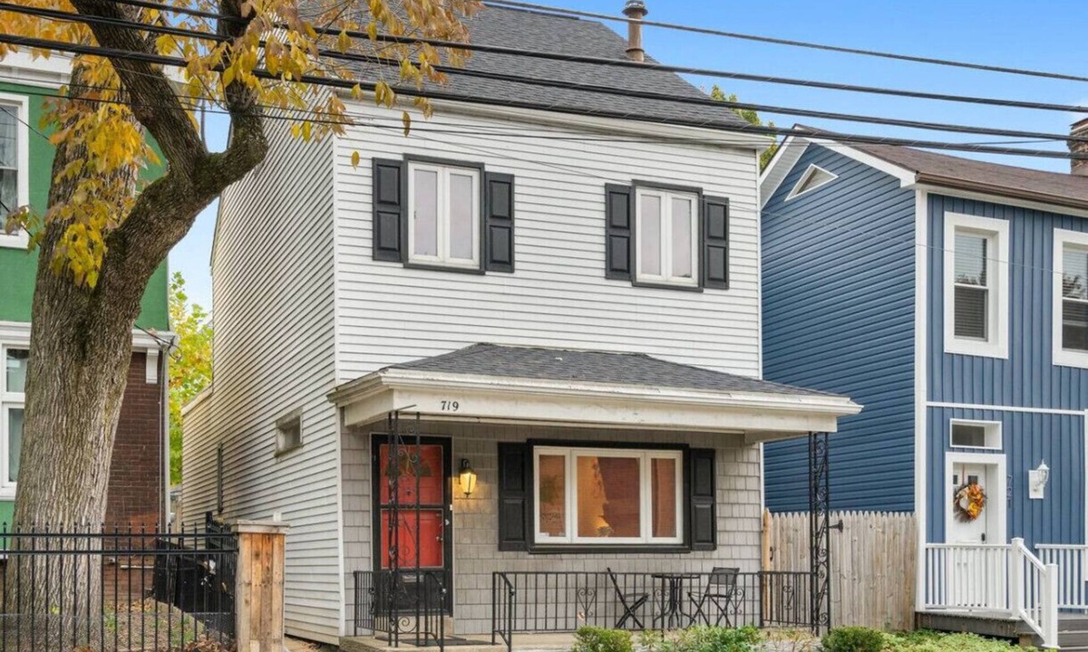 Shadyside House | 3 BR home|Steps from Walnut Street w/Free parking!