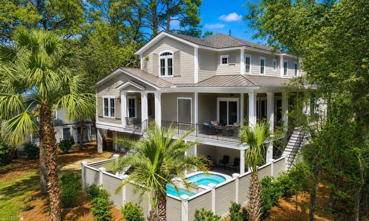 Hilton Head Island House | 3 Firethorn Way - 2nd Row (75 yards walk) to the Beach.
