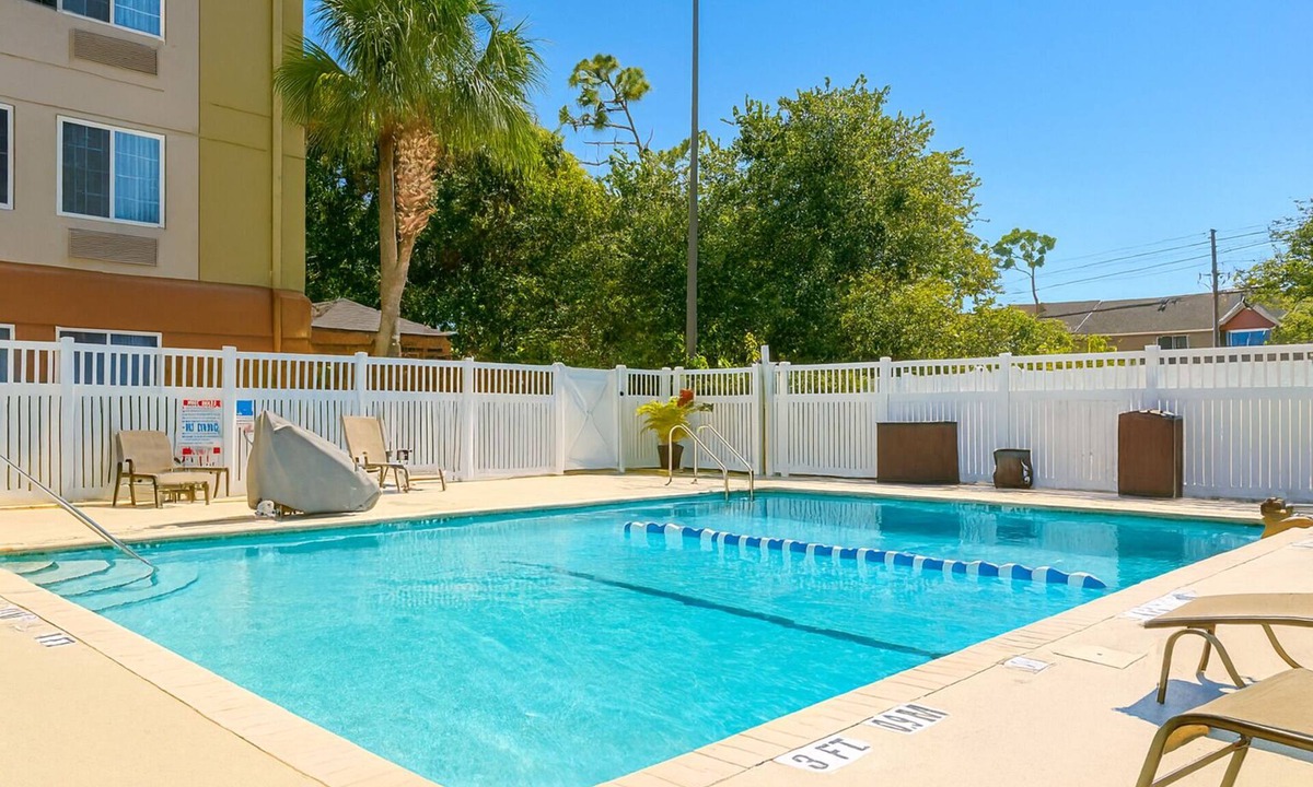 Clearwater Hotel | 3 Large Suites with Kitchens! Perfect for Family Getaway! Outdoor Pool & Parking