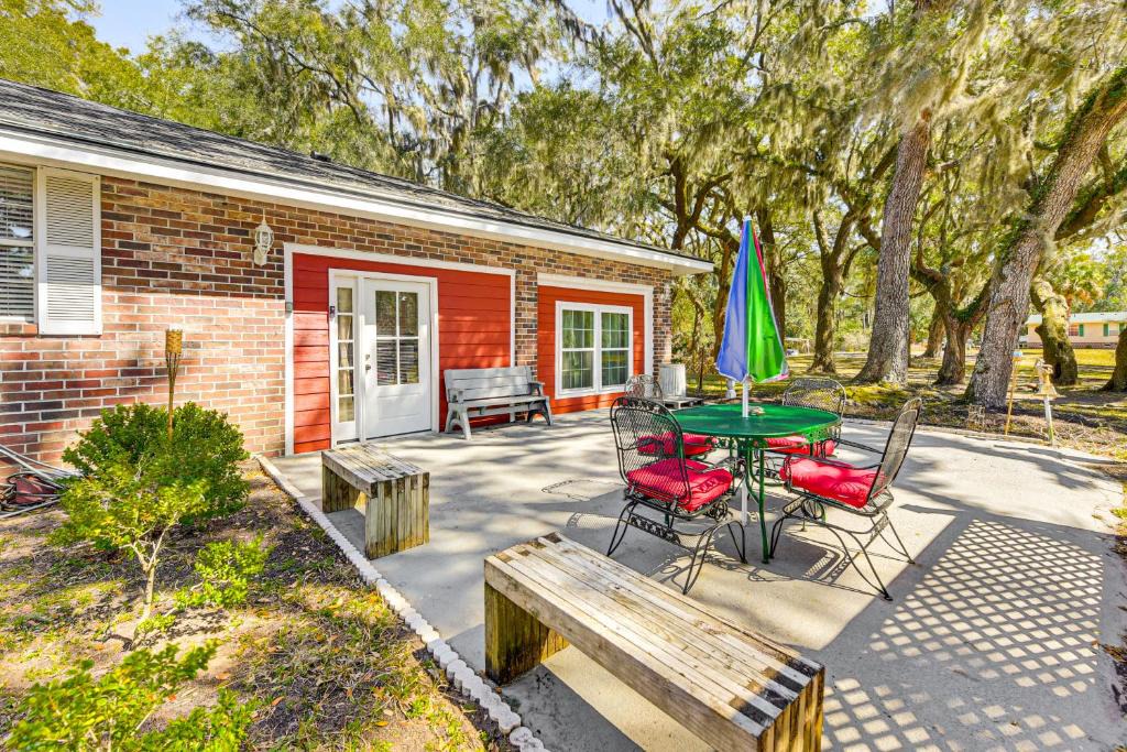 Beaufort House | 3 Mi to Dtwn Beaufort: Quiet Family Home w/Yard