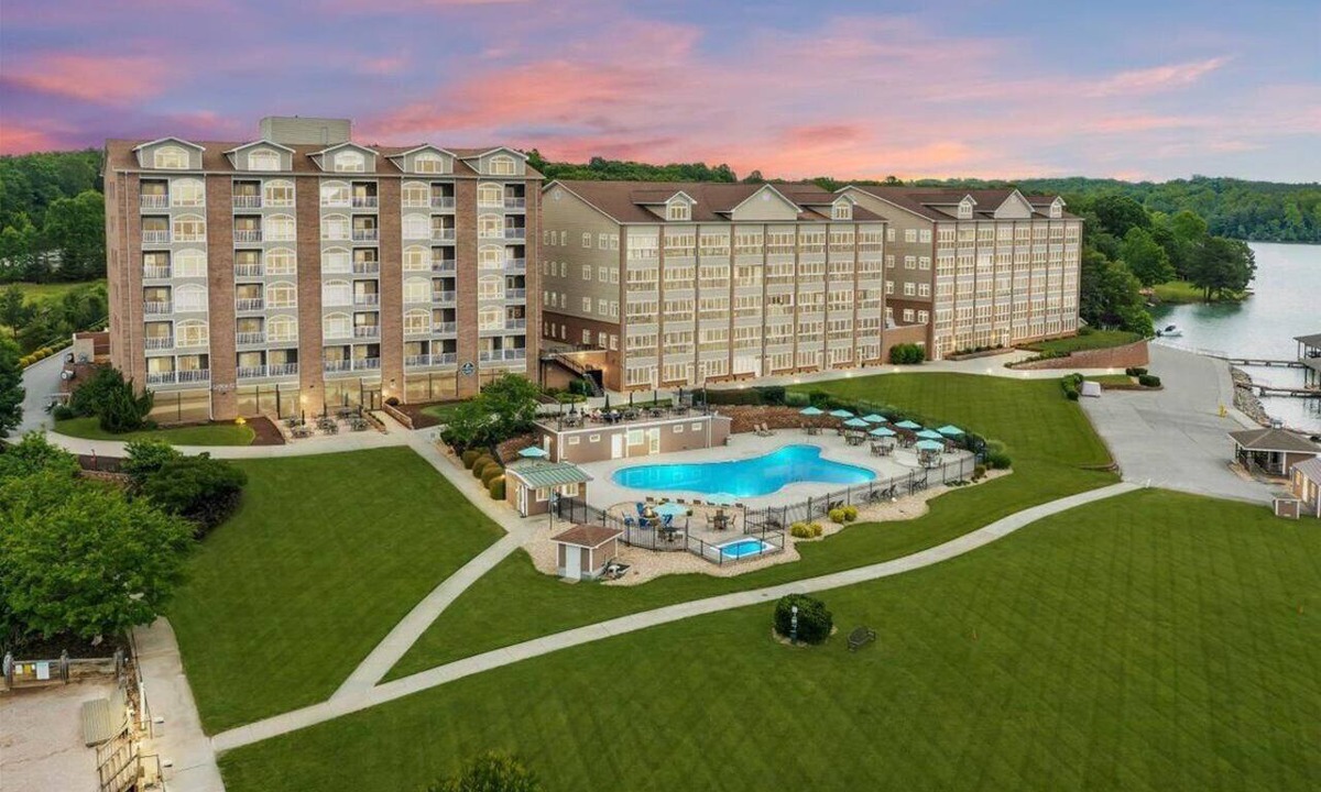 Huddleston Apartment | #344 Pointe - 2 Bedroom Lakefront Condo at Mariners SML